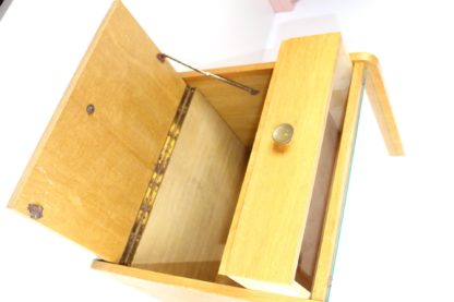Vintage Nachttisch mit Glasplatte – Bild 7