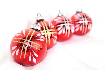 4 antike Weihnachtsbaumkugeln rot -- 7 cm