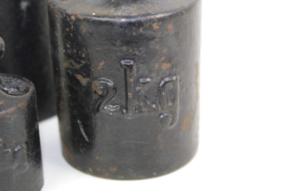 4 Gewichte | schwarz | 0,5 kg | 1 Kilo | 2 Kilo | 5 Kilo | schöne Patina – Bild 5