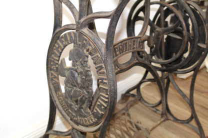 Untergestell einer Nähmaschine | Wertheim | Vintage | Gusseisen mit Patina – Bild 9
