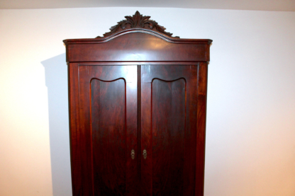 Besonderer Schrank aus Weichholz | antik