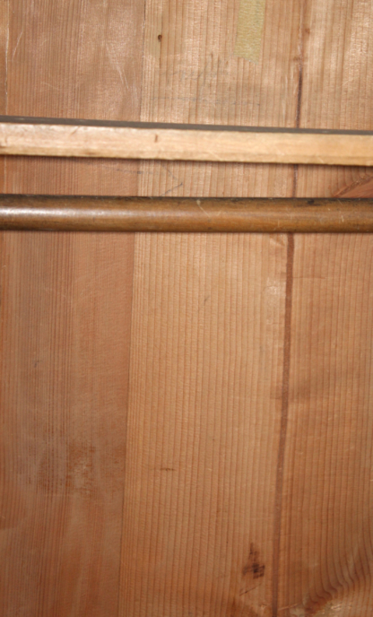 Besonderer Schrank aus Weichholz | antik – Bild 7