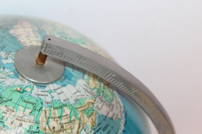 Vintage Globus mit edlem Fuß – Bild 8