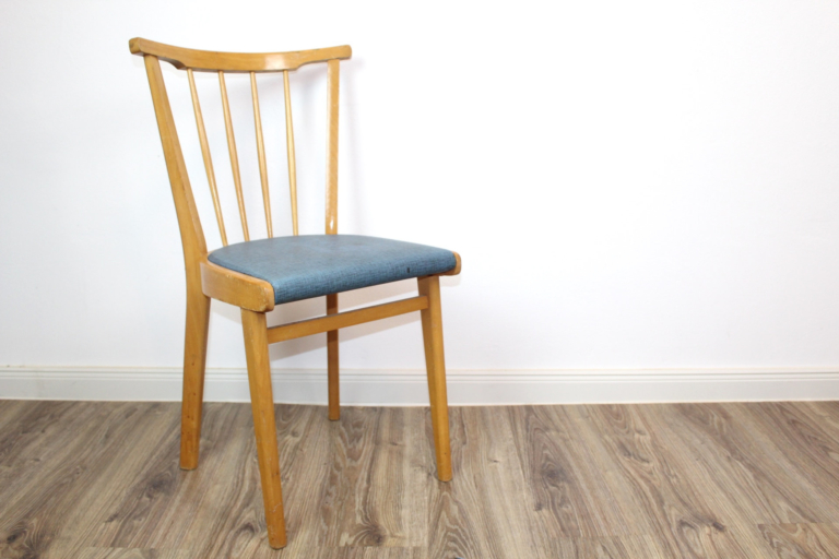 Vintage Kneipenstuhl mit blauer Sitzfläche | Mon Ami(e) Vintage