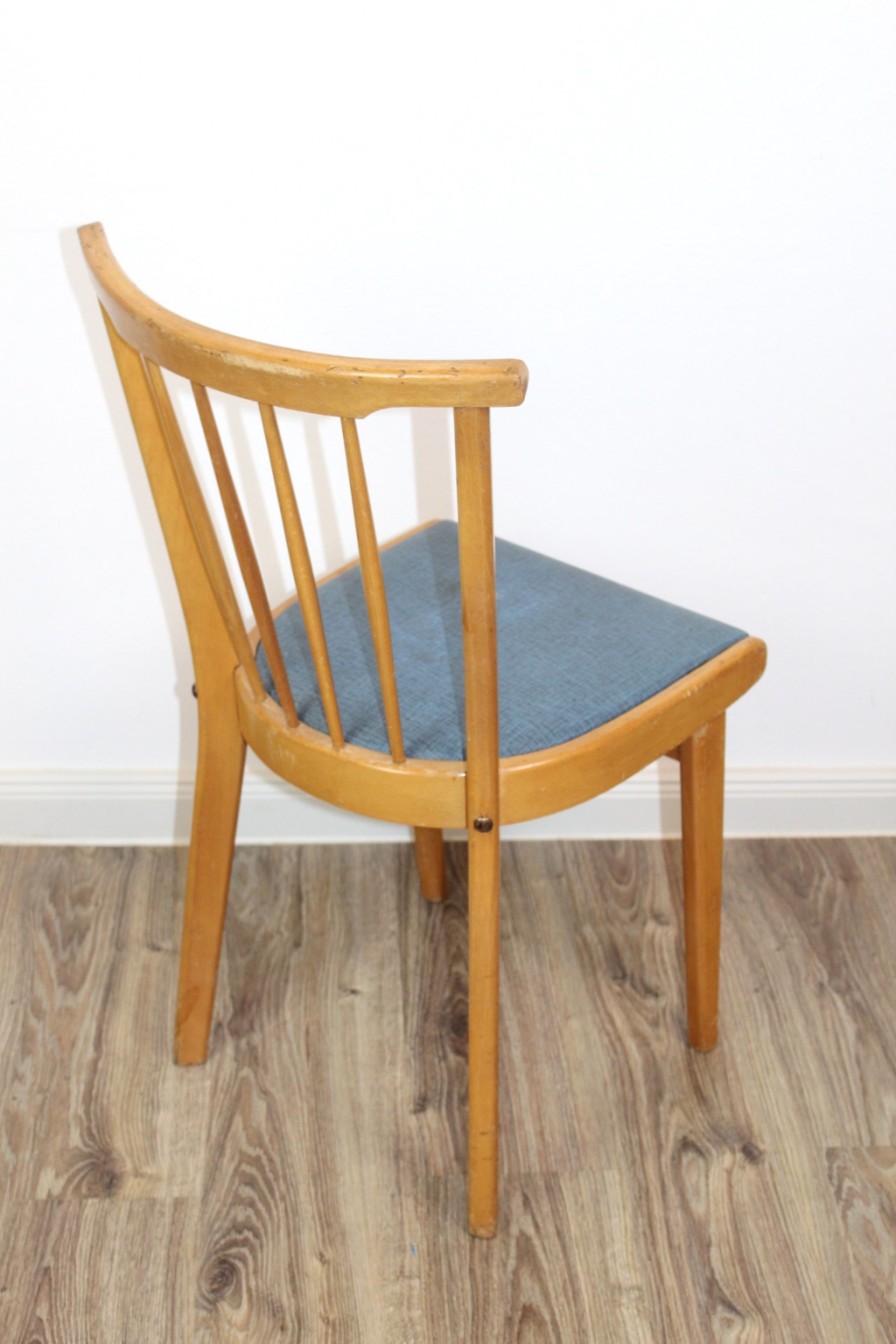 Vintage Kneipenstuhl mit blauer Sitzfläche | Mon Ami(e) Vintage