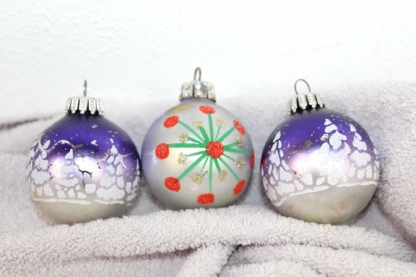 3 antike Weihnachtsbaumkugeln -- 6 cm
