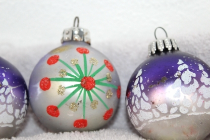 3 antike Weihnachtsbaumkugeln -- 6 cm – Bild 2