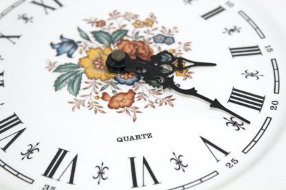 Wanduhr | römische Zahlen | Blumenmuster | keramik | Vintage – Bild 3