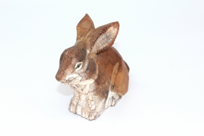Geschnitzter Hase aus massivem Holz – Bild 3