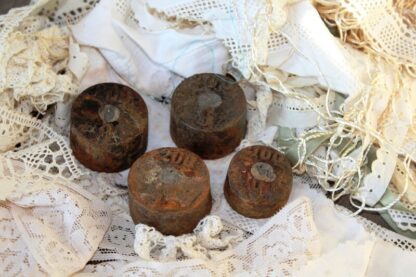 Vier Gewichte 200g und 100g mit besonderer Patina – Bild 2