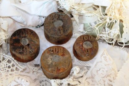 Vier Gewichte 200g und 100g mit besonderer Patina
