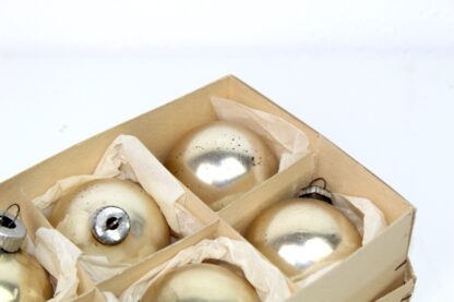 6 antike Weihnachtsbaumkugeln | Glas mit Metallverschluss | perlmutt | vintage | festlich – Bild 3