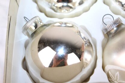 6 antike Weihnachtsbaumkugeln | 6 cm Silber mit Kunststoffverschluss – Bild 6