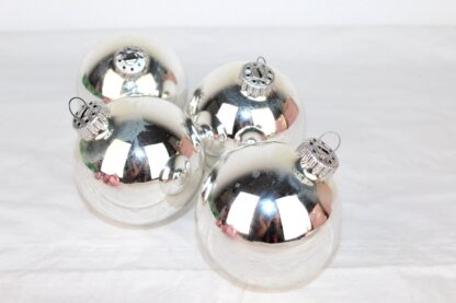 4 antike Weihnachtsbaumkugeln | 8 cm Silber mit Metallverschluss – Bild 2