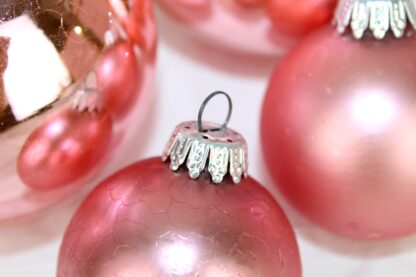 4 antike Weihnachtsbaumkugeln | rosa – Bild 4