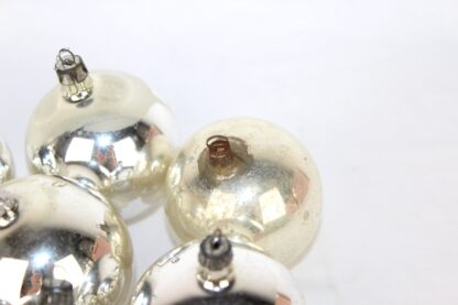 8 antike Weihnachtsbaumkugeln | 6 cm Silber mit Metallverschluss – Bild 4