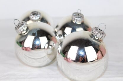 4 antike Weihnachtsbaumkugeln | 8 cm Silber mit Metallverschluss
