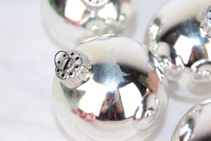 4 antike Weihnachtsbaumkugeln | 8 cm Silber mit Metallverschluss – Bild 4