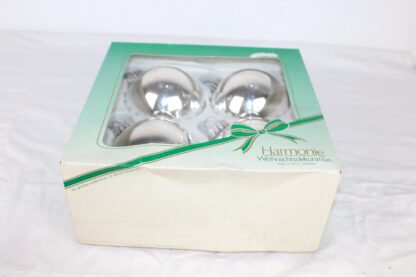 4 antike Weihnachtsbaumkugeln | 8 cm Silber mit Metallverschluss – Bild 8