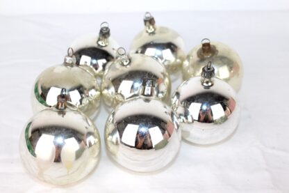 8 antike Weihnachtsbaumkugeln | 6 cm Silber mit Metallverschluss – Bild 2