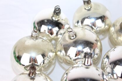 8 antike Weihnachtsbaumkugeln | 6 cm Silber mit Metallverschluss – Bild 3