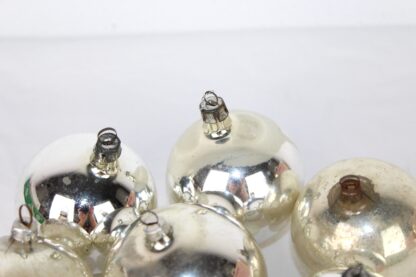 8 antike Weihnachtsbaumkugeln | 6 cm Silber mit Metallverschluss – Bild 5