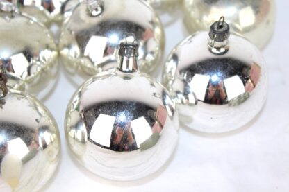 8 antike Weihnachtsbaumkugeln | 6 cm Silber mit Metallverschluss – Bild 6