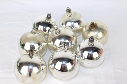 8 antike Weihnachtsbaumkugeln | 6 cm Silber mit Metallverschluss – Bild 7