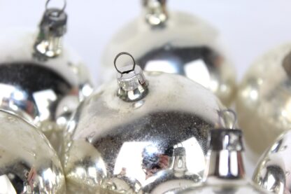 8 antike Weihnachtsbaumkugeln | 6 cm Silber mit Metallverschluss – Bild 8