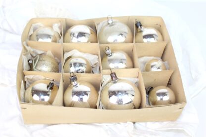 12 silberne antike Weihnachtsbaumkugeln