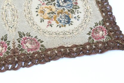 Kleiner Tischläufer mit Blumen-Stickerei – Bild 6