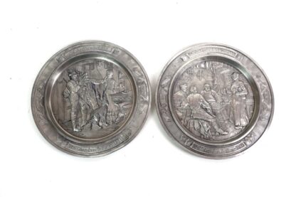 2 Vintage Zinnteller -- Motive Eduard von Grützner