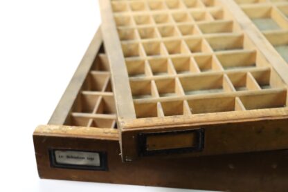 Antiker Setzkasten aus alter Druckerei – Bild 4