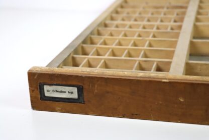 Antiker Setzkasten aus alter Druckerei – Bild 6