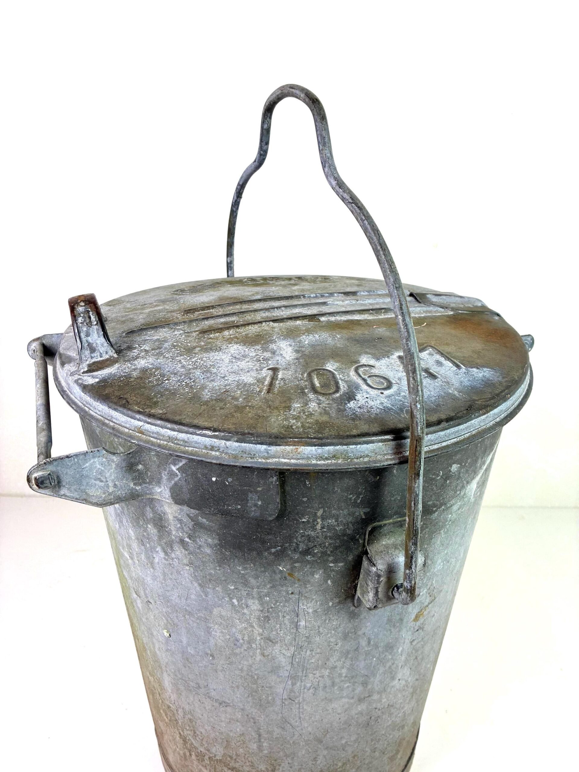 Vintage Blechmülltonne mit besonderer Patina – Bild 2