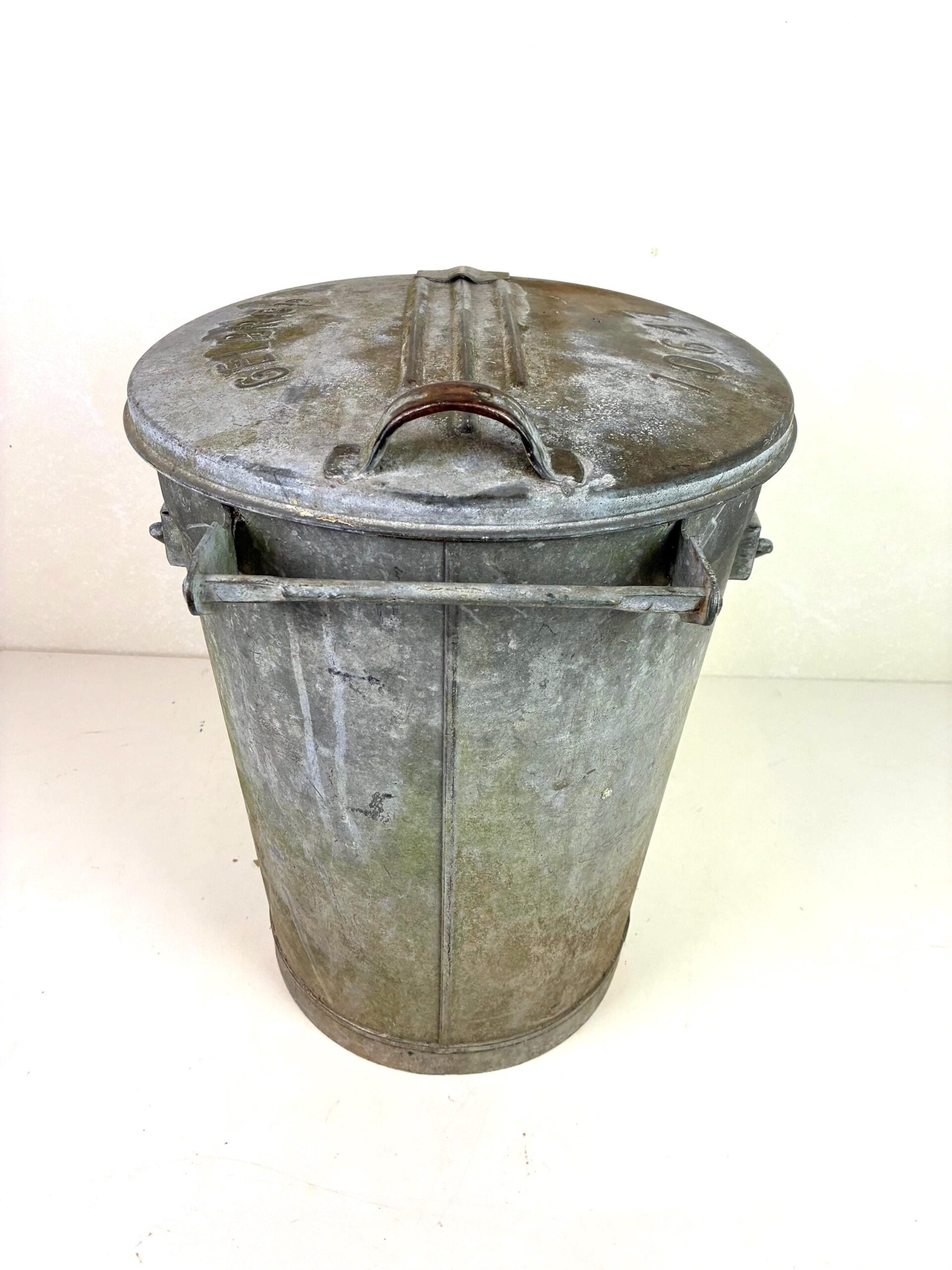 Vintage Blechmülltonne mit besonderer Patina – Bild 4