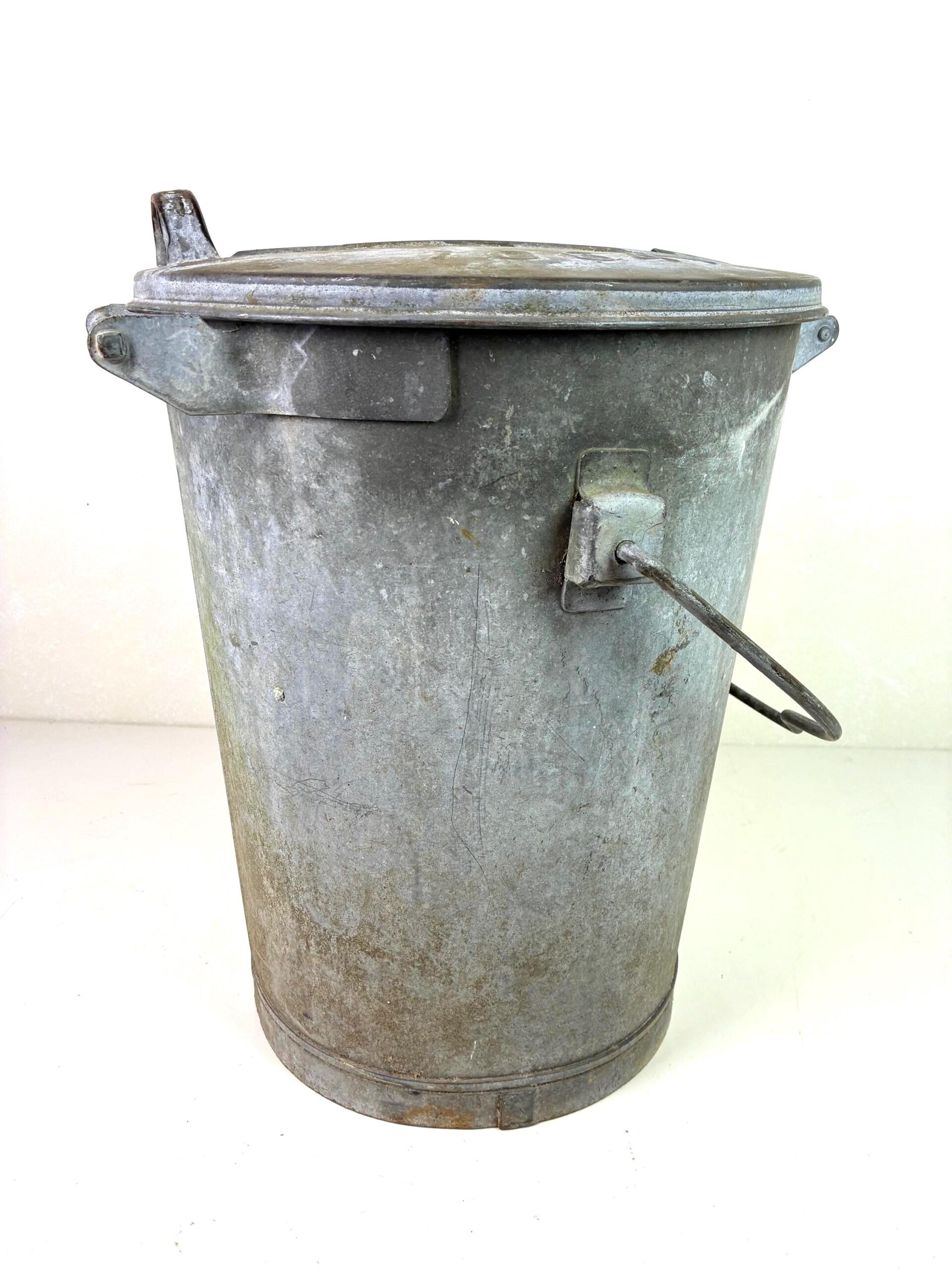 Vintage Blechmülltonne mit besonderer Patina – Bild 8