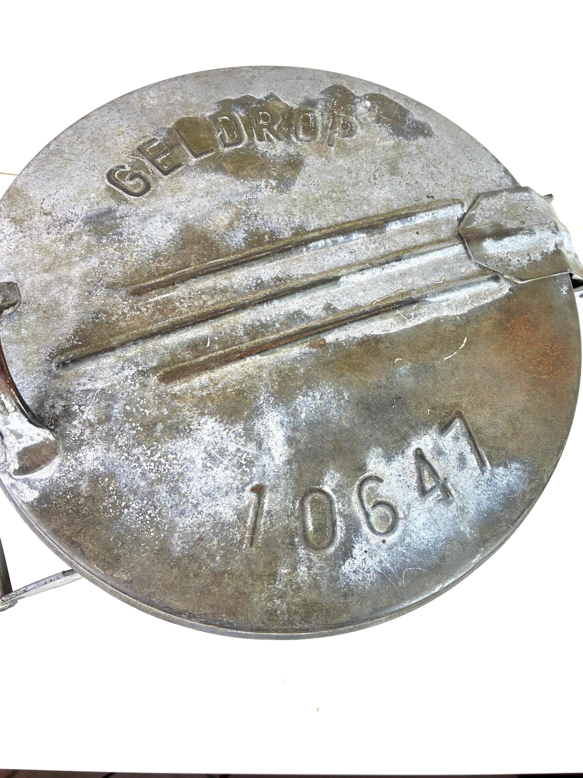 Vintage Blechmülltonne mit besonderer Patina – Bild 5