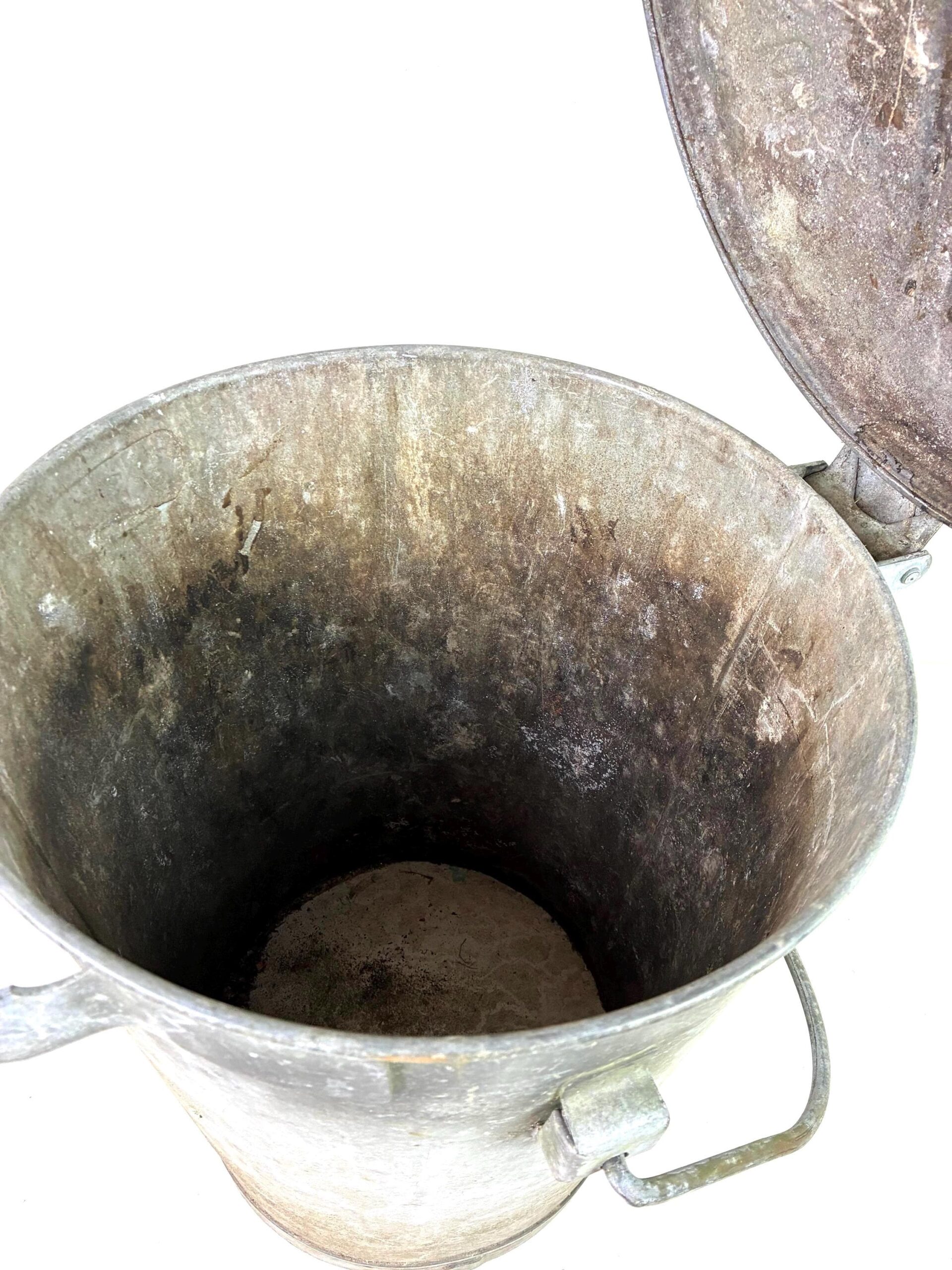 Vintage Blechmülltonne mit besonderer Patina – Bild 6