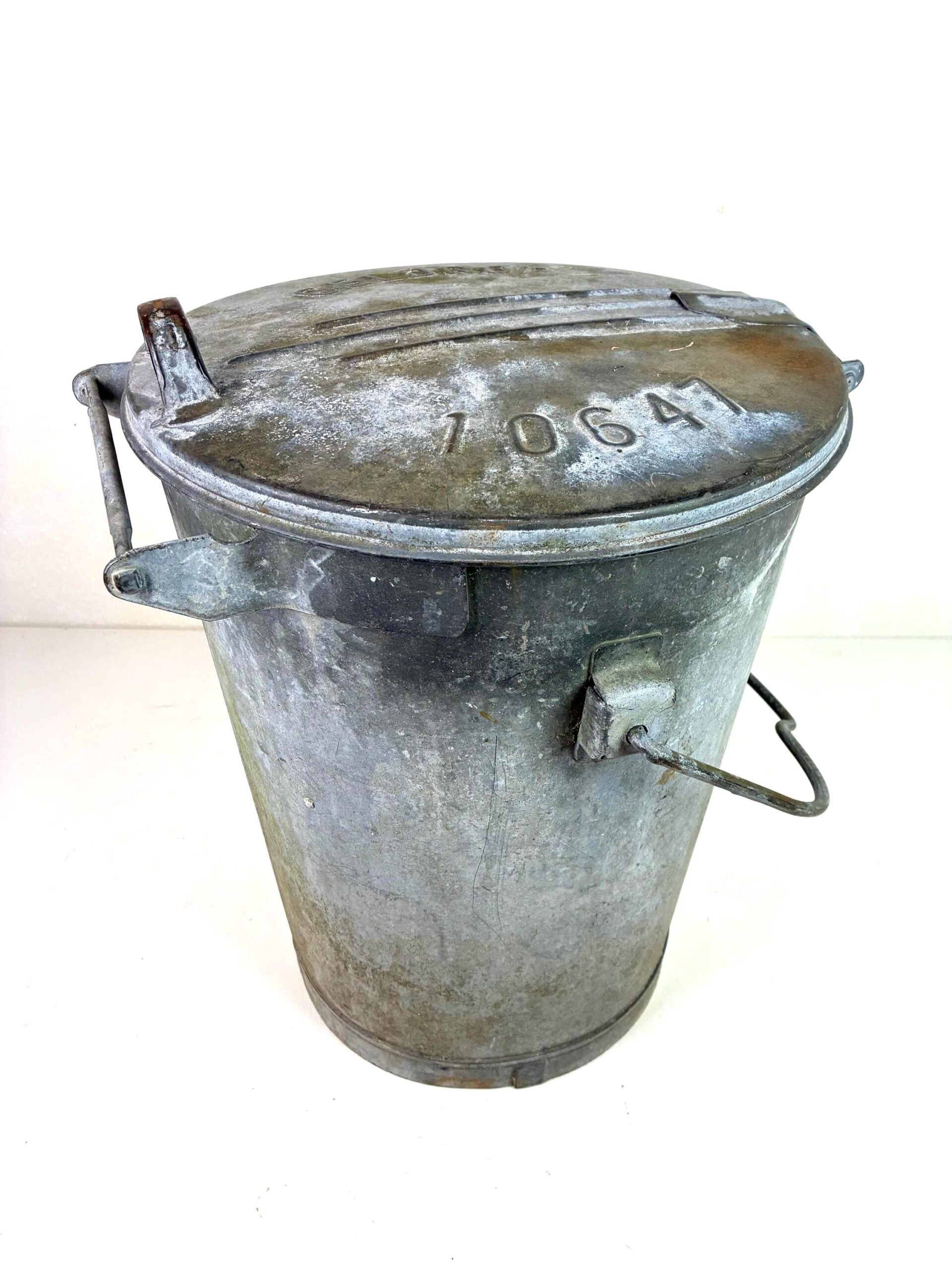Vintage Blechmülltonne mit besonderer Patina