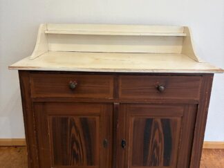 Antike Kommode aus Massivholz